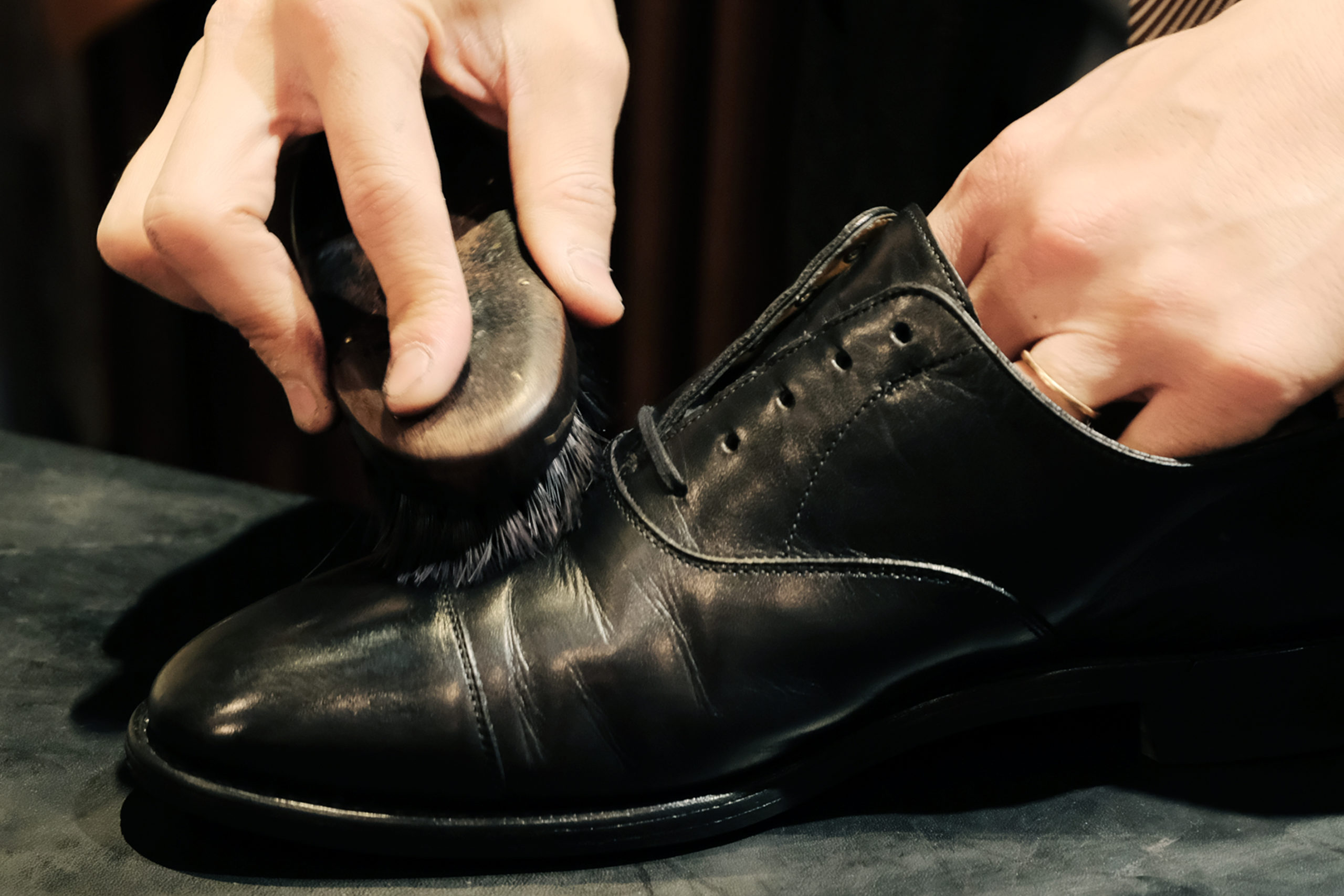 Cirer ses chaussures : faire durer dans le temps de beaux souliers